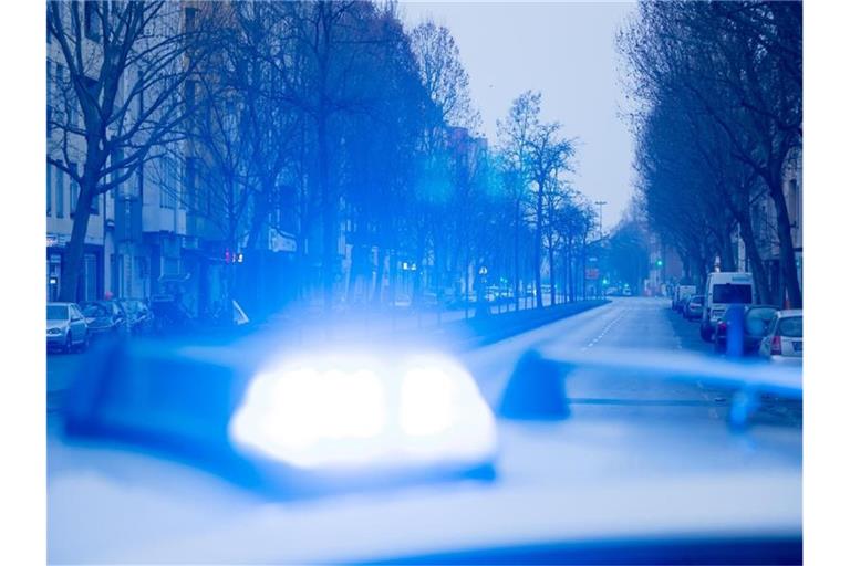 Ein Blaulicht leuchtet auf dem Dach eines Streifenwagens der Polizei. Foto: Christoph Soeder/dpa/Symbolbild