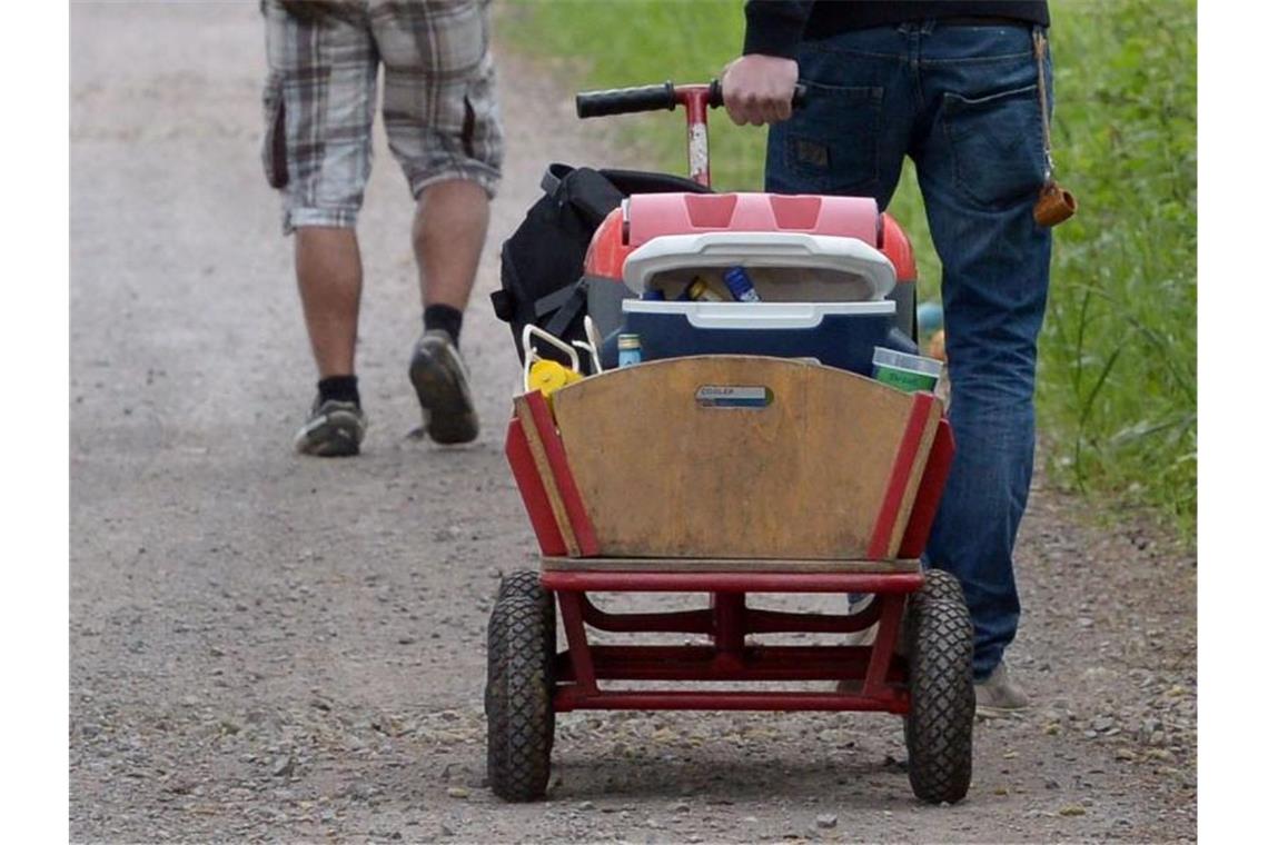Uneinheitliche Corona-Regeln und Regenwetter zum Vatertag Ein Bollerwagen wird am Vatertag gezogen. Foto: picture alliance / dpa/Archivbild
