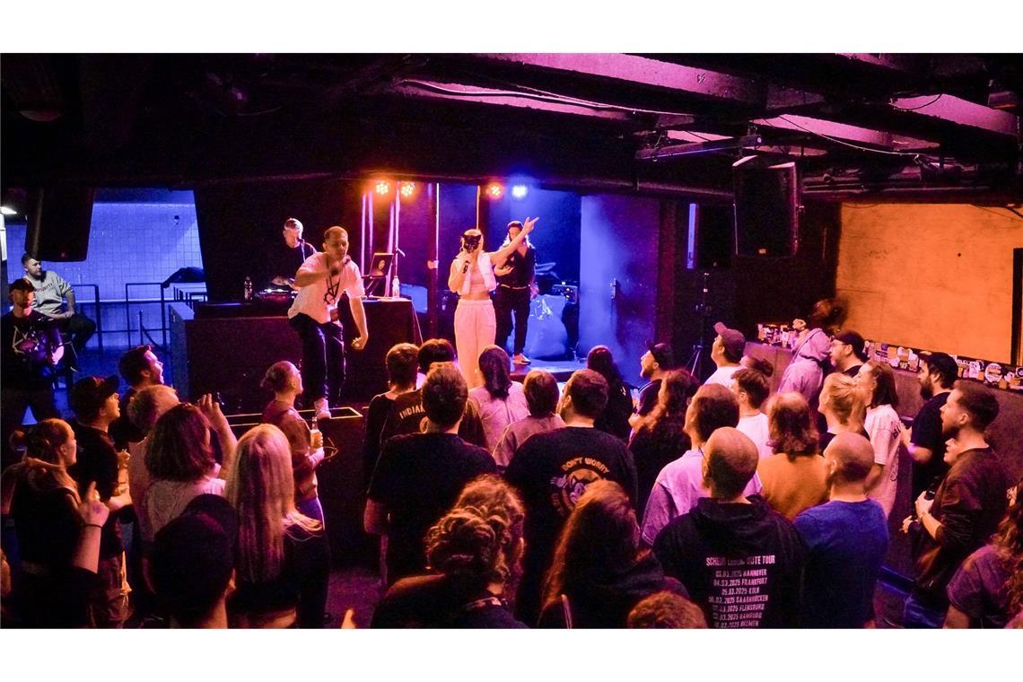 Willkommen im Fuxxxbau! So war’s bei Antifuchs in Stuttgart Eindrücke vom Konzert von Antifuchs am Mittwoch in der Schräglage