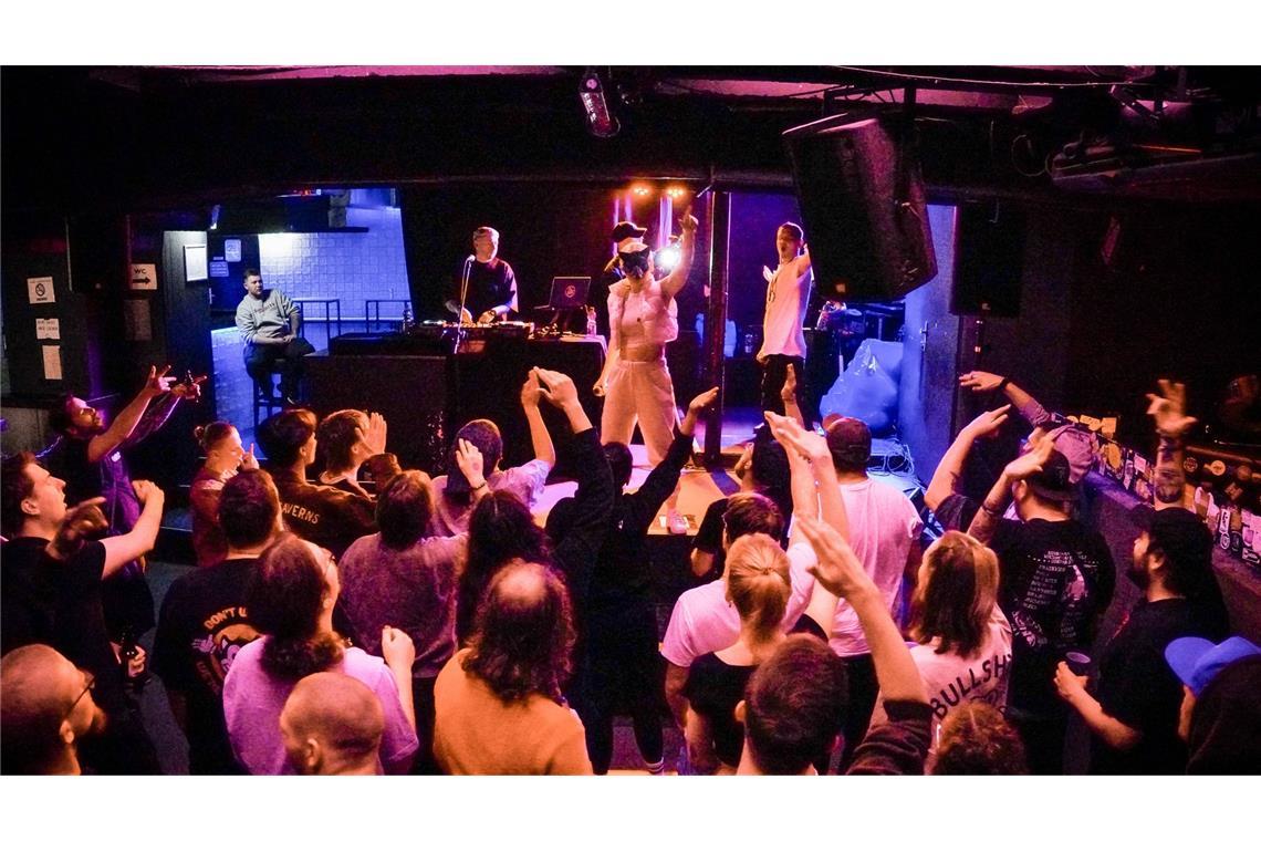 Willkommen im Fuxxxbau! So war’s bei Antifuchs in Stuttgart Eindrücke vom Konzert von Antifuchs am Mittwoch in der Schräglage