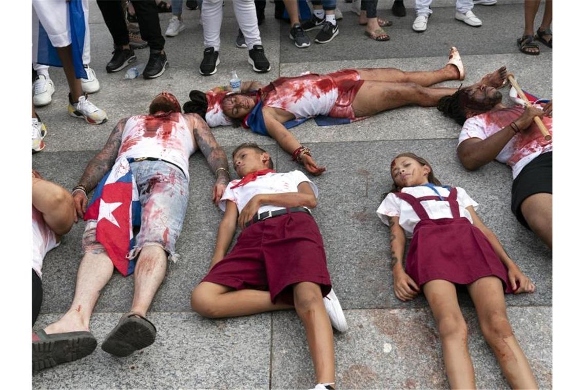 Eindrückliche Warnung vor einer blutigen Niederschlagung der Proteste in Kuba: Demonstranten solidarisieren sich vor dem Weißen Haus in Washington mit dem kubanischen Volk. Foto: Jose Luis Magana/FR159526 AP/dpa