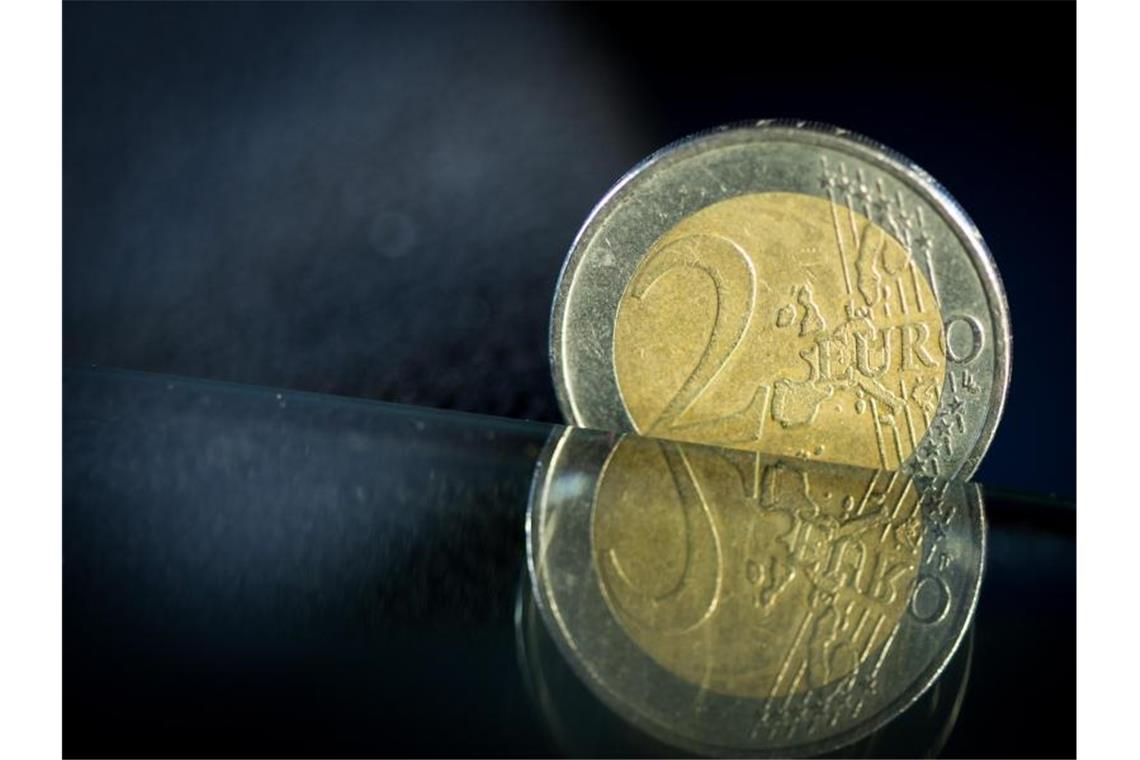 Umfrage: Viele Kommunen müssen wegen Corona sparen Eine 2-Euro-Münze. Foto: picture alliance/dpa/Symbolbild