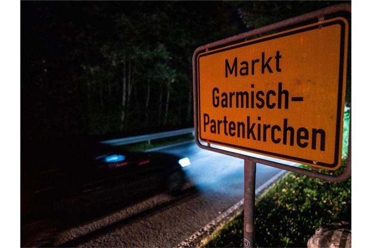 Eine 26-jährige US-Amerikanerin, die in Garmisch-Partenkirchen lebt, soll trotz Krankheitszeichen und Quarantäneauflage durch Kneipen gezogen sein. Foto: Lino Mirgeler/dpa