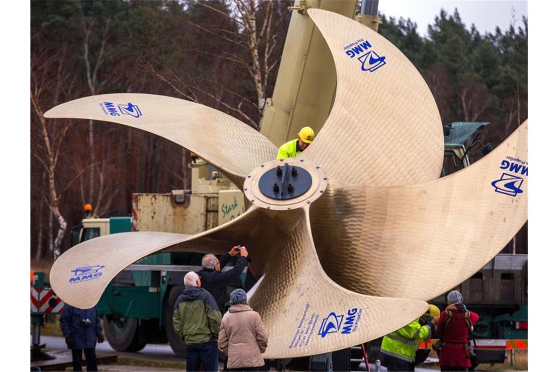 Eine 32 Tonnen schwere Schiffsschraube wird am Ortseingang von Waren (Mecklenburg-Vorpommern) mit Hilfe von zwei Kränen aufgestellt. Foto: Jens Büttner/dpa-Zentralbild/dpa