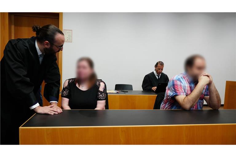 Eine 35 Jahre alte Frau (2.v.l) und ihr 33 Jahre alter Mann (r) sitzen auf der Anklagebank des Amtsgerichts Augsburg. Dem Ehepaar wird vorgeworfen, ihren fünf Jahre alten Sohn mehrfach geschlagen, eingesperrt und gefesselt zu haben.