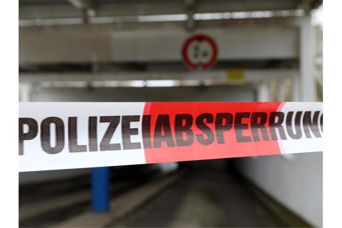Eine 38 Jahre alte Frau hat in Manching mutmaßlich ihre Kinder getötet und sich dann in einem Treppenhaus in die Tiefe gestürzt (Symbol). Foto: Bernd Wüstneck/dpa-Zentralbild/ZB