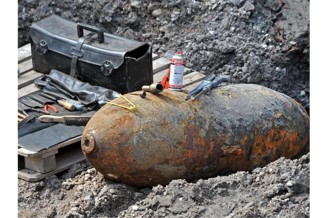 Eine 500-Kilogramm Fliegerbombe liegt in einem Graben. Foto: Hendrik Schmidt/Archivbild