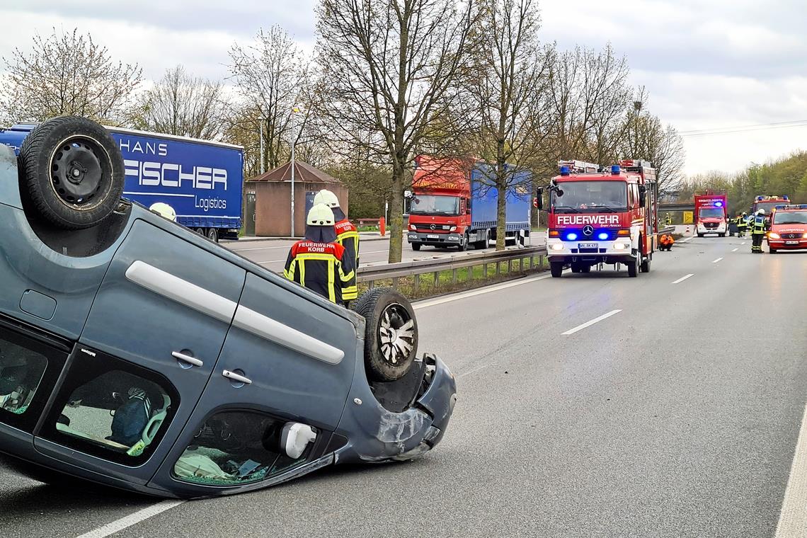 Eine 53-Jährige überschlug sich mit ihrem Wagen auf der B 14 bei Korb. Foto: B. Beytekin