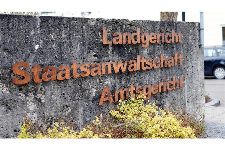 Eine 55-Jährige ist angeklagt, eine 14-Jährige vergewaltigt zu haben.