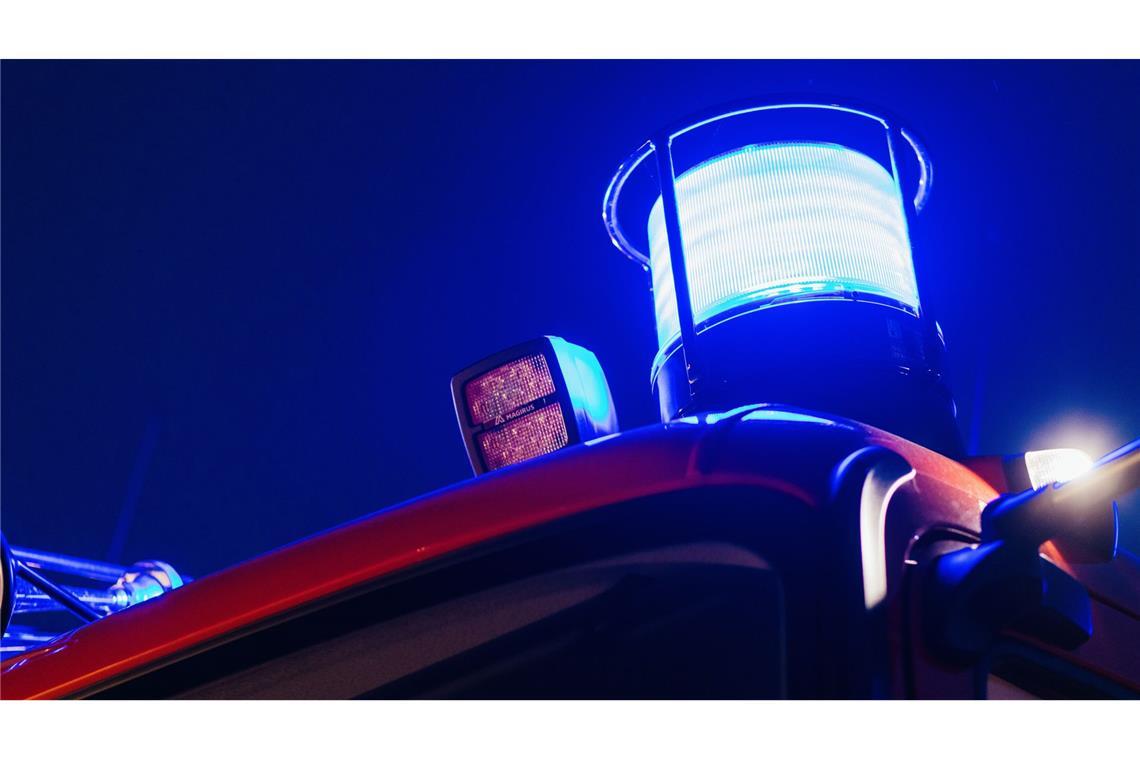 Zwei Verletzte und halbe Million Euro Schaden nach Hausbrand Eine 75 Jahre alte Bewohnerin musste von der Feuerwehr mit einer Drehleiter gerettet werden. (Symbolbild)