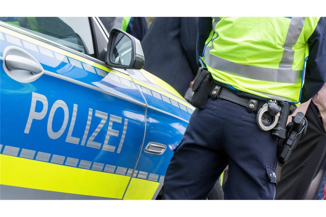 Eine 78-Jährige ist bei einem Einparkversuch ihres Mannes zu Tode gekommen. Die Polizei ermittelt (Symbolbild).
