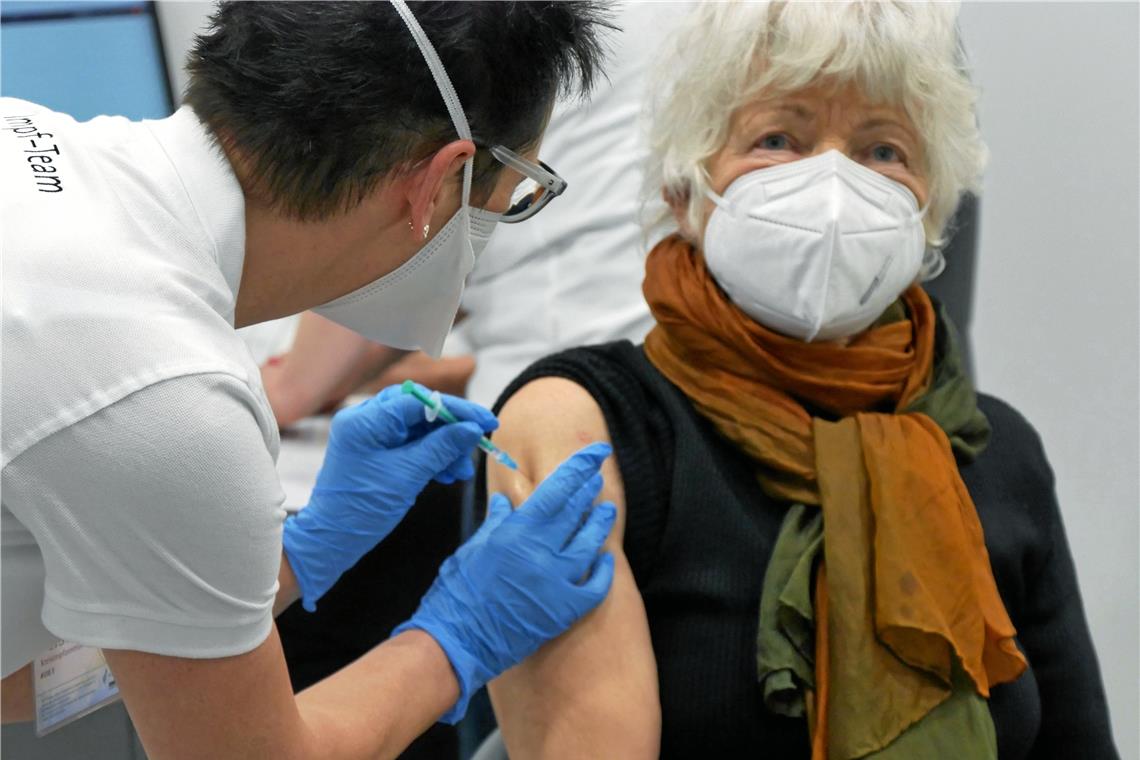 Eine 83-Jährige aus Auenwald erhält die erste Impfung im KIZ Waiblingen. Foto: Landratsamt