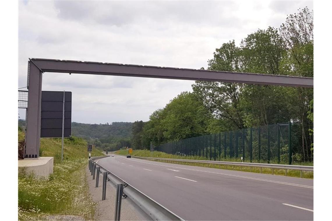 Eine 93.000 Euro teure Brücke für Haselmäuse an einer Umgehungsstraße in Niederbayern. Der Bund der Steuerzahler kritisiert auch in diesem Jahr in Bayern die Verschwendung von Steuermitteln in dreistelliger Millionenhöhe. Foto: -/Bund der Steuerzahler/dpa