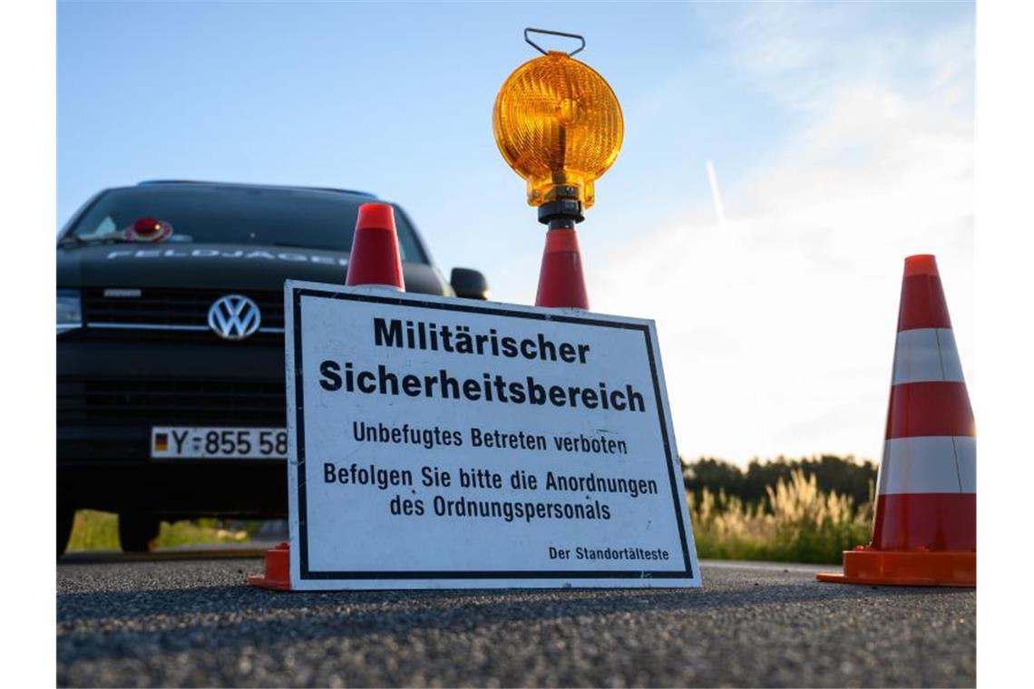 Systematische Suche nach Wrackteilen von Eurofighter Eine abgesperrte Straße in der Nähe einer der Absturzstellen in Mecklenburg-Vorpommern. Foto: Christophe Gateau