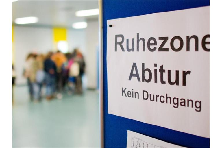 Eine Absage der Abiturprüfungen wird es nun möglicherweise in Schleswig-Holsten doch nicht geben. Foto: Julian Stratenschulte/dpa