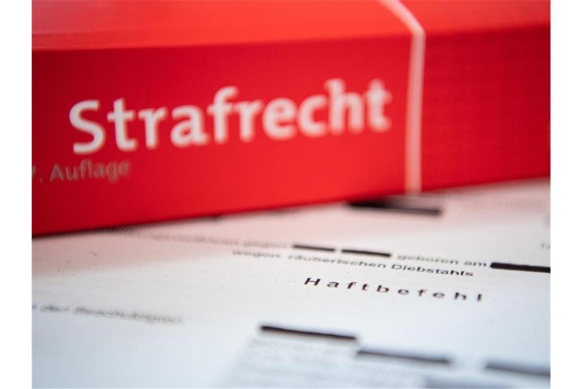 Neuer Leitfaden für Ahndung antisemitischer Taten Eine Abschrift eines Haftbefehls liegt mit einem Strafrecht-Buch auf dem Tisch. Foto: Tom Weller/dpa/Illustration