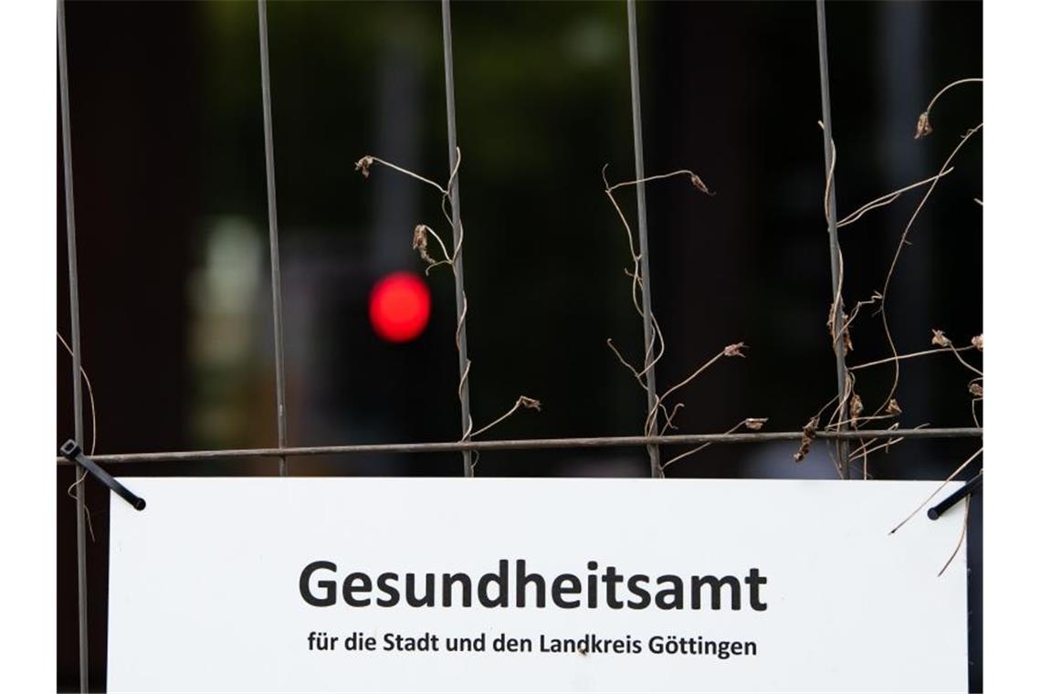 Göttinger Corona-Ausbruch: Was geschah in der Shisha-Bar? Eine Absperrung des Gesundheitsamts in Göttingen. Foto: Swen Pförtner/dpa