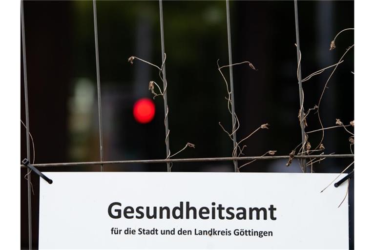 Eine Absperrung des Gesundheitsamts in Göttingen. Foto: Swen Pförtner/dpa