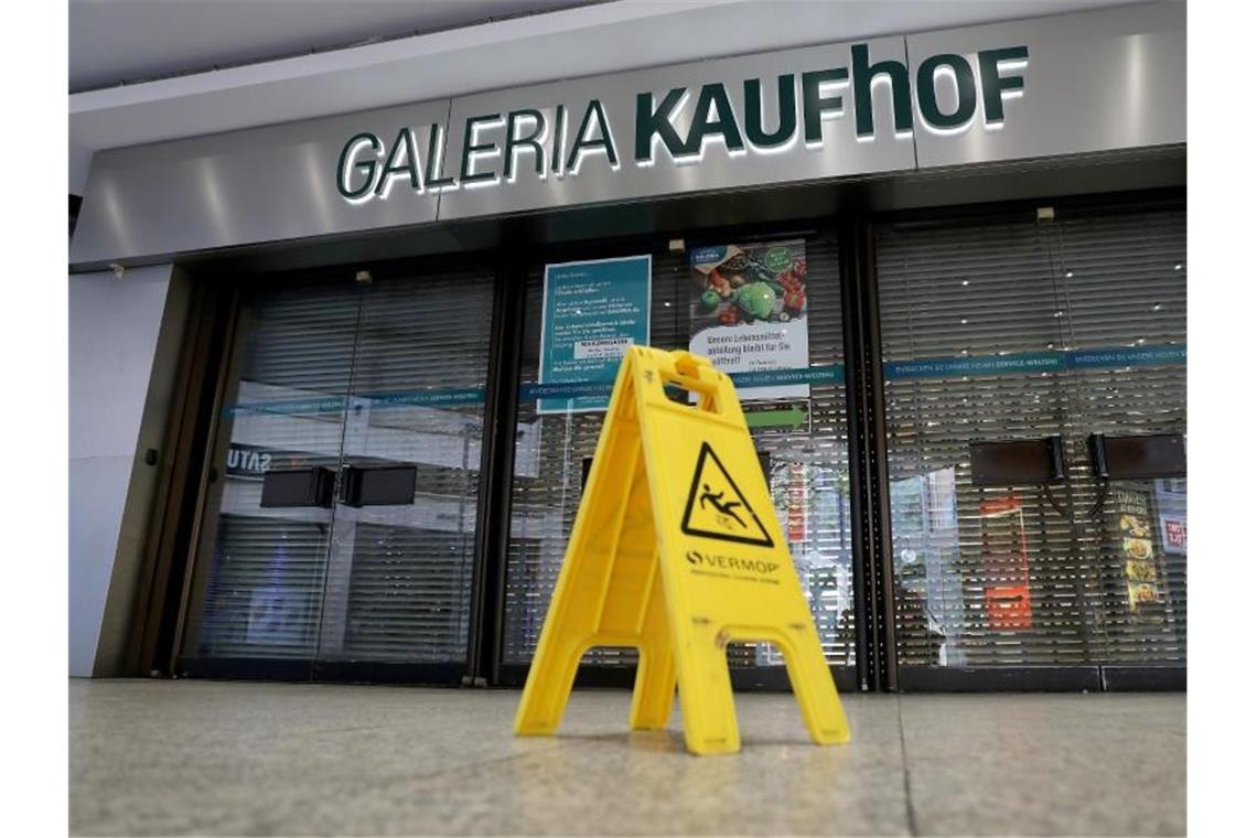 Eine Absperrung steht vor dem Eingang der Warenhauskette Galeria Kaufhof in Köln. Foto: Oliver Berg/dpa