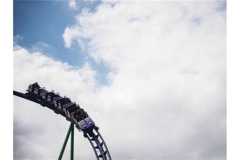 Eine Achterbahn auf dem Stuttgarter Frühlingsfest im April 2017. Foto: Lino Mirgeler/dpa/Archivbild