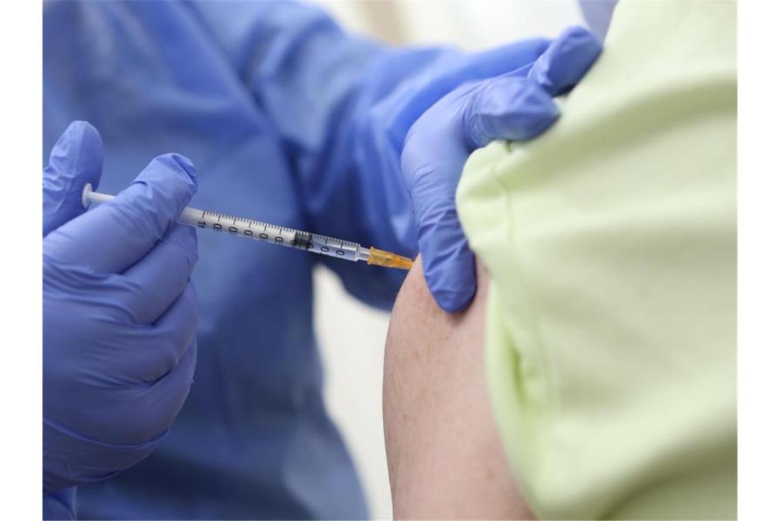Eine achtzigjährige wird in einem Impfzentrum gegen das Coronavirus geimpft. Foto: Matthias Bein/dpa-Zentralbild/dpa
