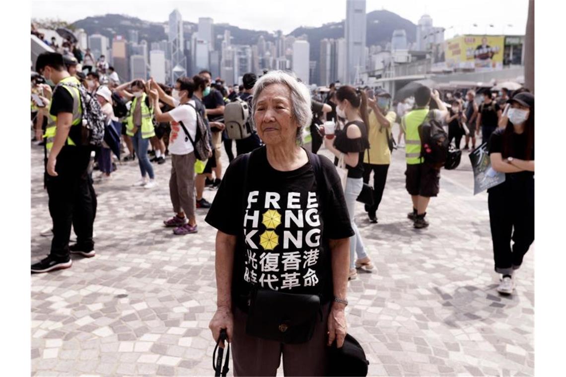 Eine ältere Frau bei einem Protest in Hongkong. Die britische Kronkolonie war 1997 zurück an China gegangen. Foto: Liau Chung-Ren/ZUMA Wire/dpa