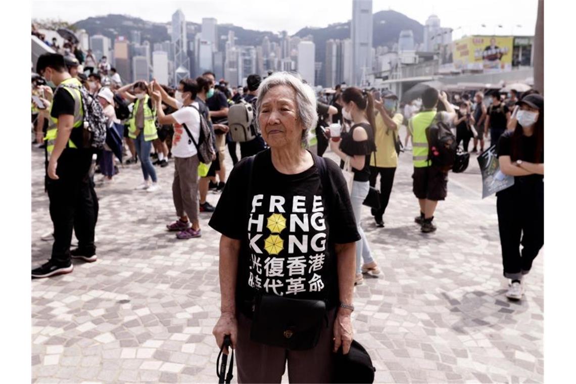 Johnson bietet Hongkongern persönlich die Einbürgerung an Eine ältere Frau bei einem Protest in Hongkong. Die britische Kronkolonie war 1997 zurück an China gegangen. Foto: Liau Chung-Ren/ZUMA Wire/dpa