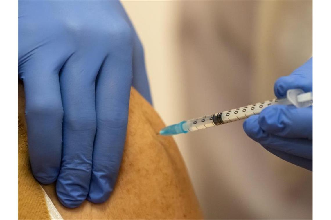 Mehr Menschen mit Vorerkrankungen nun impfberechtigt Eine ältere Frau lässt sich gegen Corona impfen. Foto: Michael Reichel/dpa-Zentralbild/dpa/Symbolbild