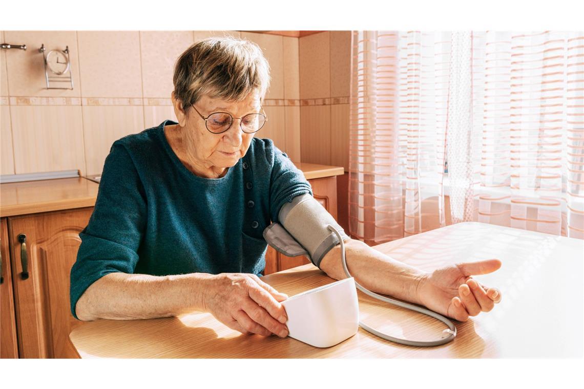 Eine ältere Frau misst ihren Blutdruck: Erkrankungen des Herz-Kreislauf-Systems wie Herzinfarkt oder Vorhofflimmern sind im Jahr 2024 die häufigste Todesursache bei Frauen in Deutschland gewesen.