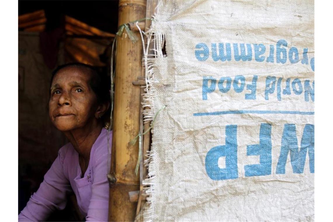 Friedensnobelpreis für UN-Welternährungsprogramm Eine ältere Frau schaut aus einem Zelt imi einem Flüchtlingslager in Myanmar. Der diesjährige Friedensnobelpreis geht an das Welternährungsprogramm (WFP). Foto: Lynn Bo Bo/EPA/dpa