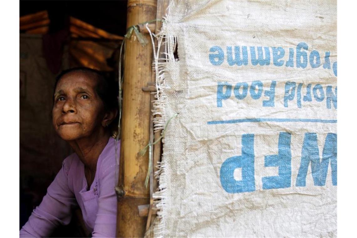 Eine ältere Frau schaut aus einem Zelt imi einem Flüchtlingslager in Myanmar. Der diesjährige Friedensnobelpreis geht an das Welternährungsprogramm (WFP). Foto: Lynn Bo Bo/EPA/dpa