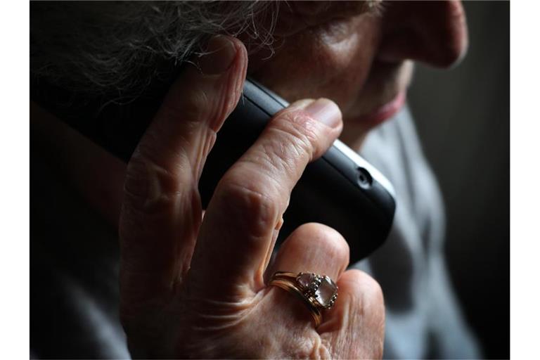 Eine ältere Frau telefoniert mit einem schnurlosen Festnetztelefon. Foto: Karl-Josef Hildenbrand/dpa/Illustration