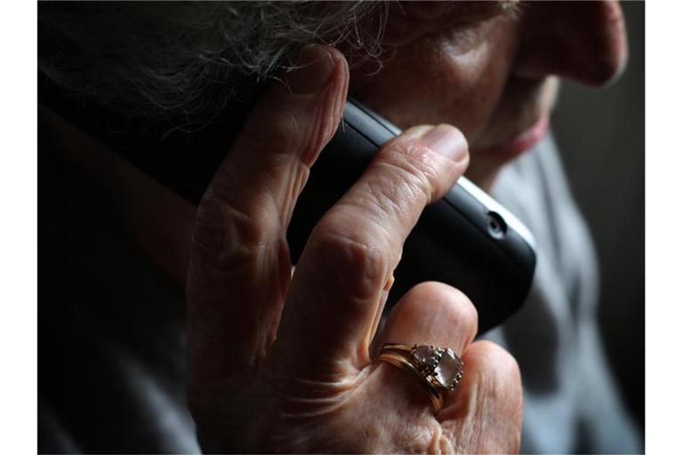 Eine ältere Frau telefoniert mit einem schnurlosen Festnetztelefon. Foto: Karl-Josef Hildenbrand/dpa/Illustration