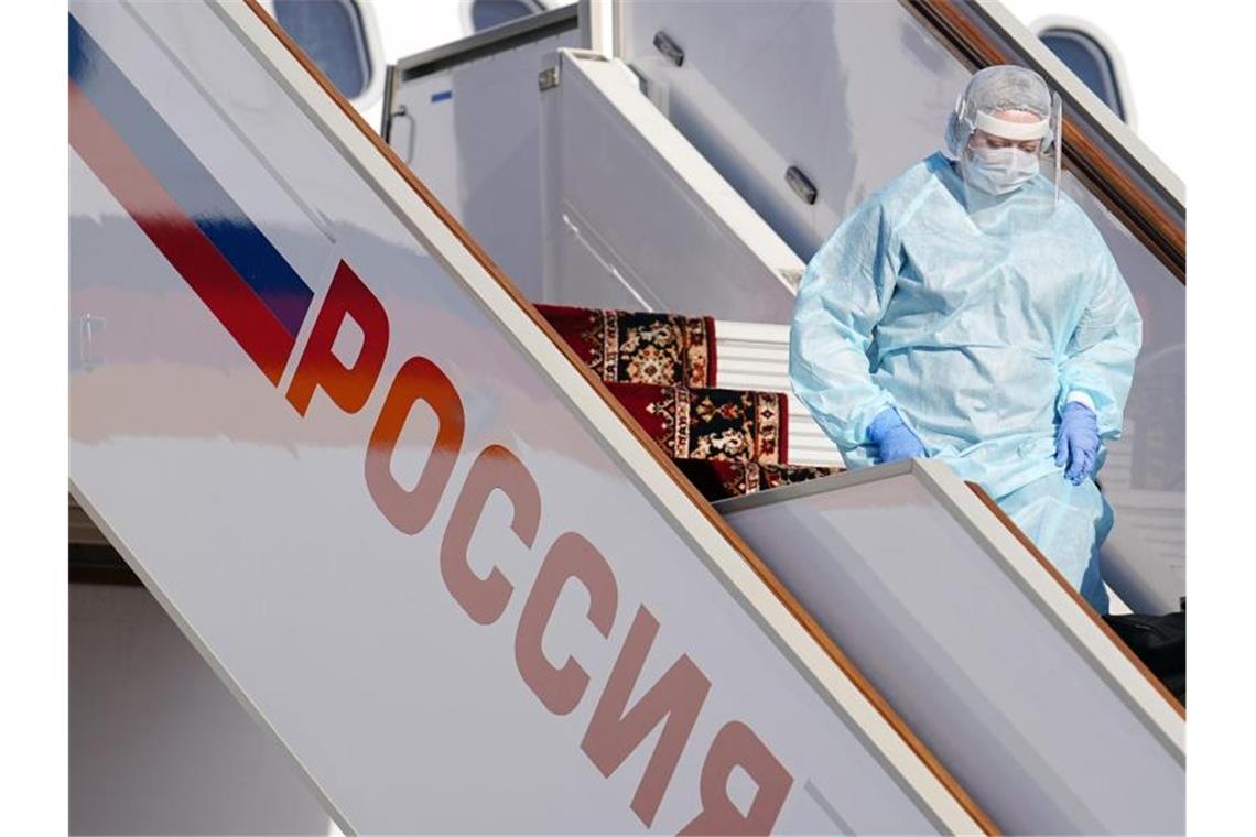 Scholz lehnt russischen PCR-Test ab Eine Ärztin der deutschen Botschaft, die zuvor bei der Ankunft Bundeskanzler O. Scholz (SPD) im Airbus A340 der Luftwaffe einem PCR-Test unterzogen hat, verlässt die Maschine. Foto: Kay Nietfeld/dpa
