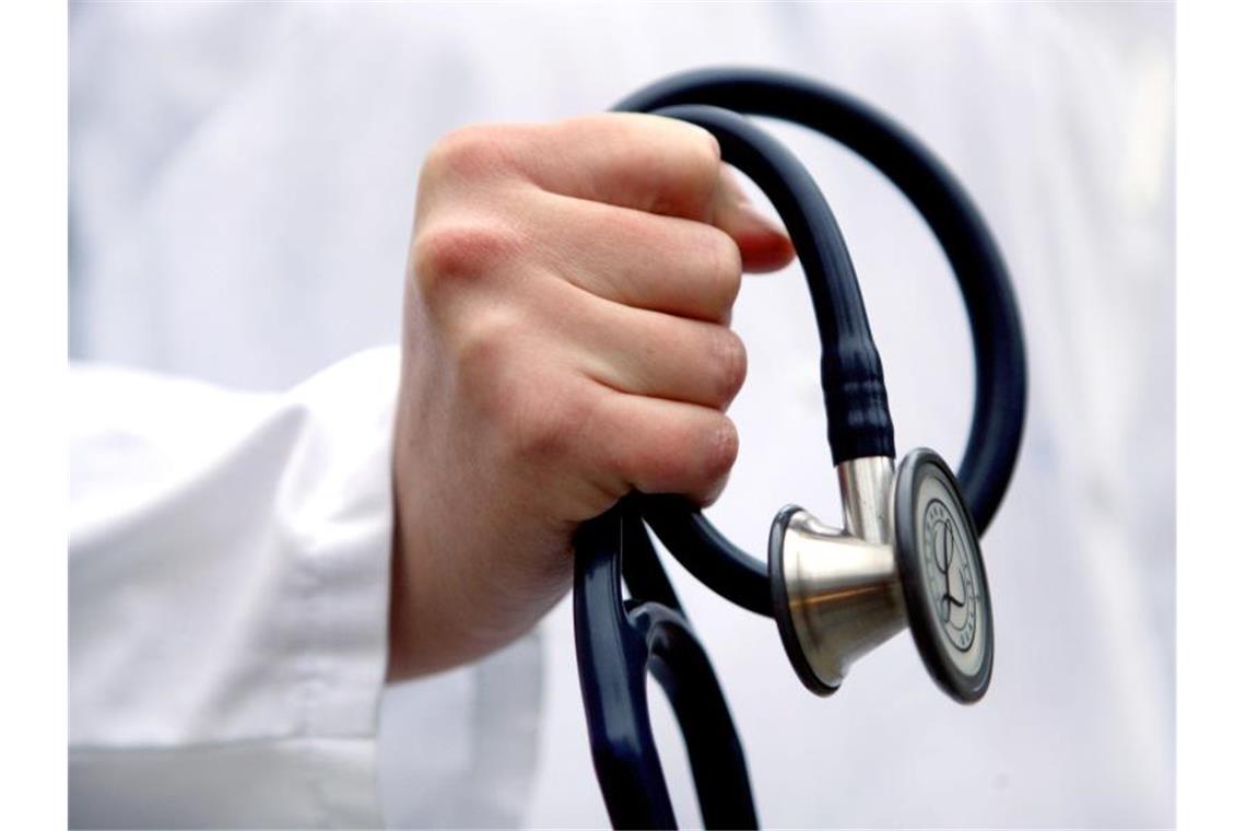 Betrüger quartiert sich in Kliniken ein und begeht Diebstahl Eine Ärztin hält ihr Stethoskop in ihrer Hand (Symbolbild). Foto: Rolf Vennenbernd/Archivbild