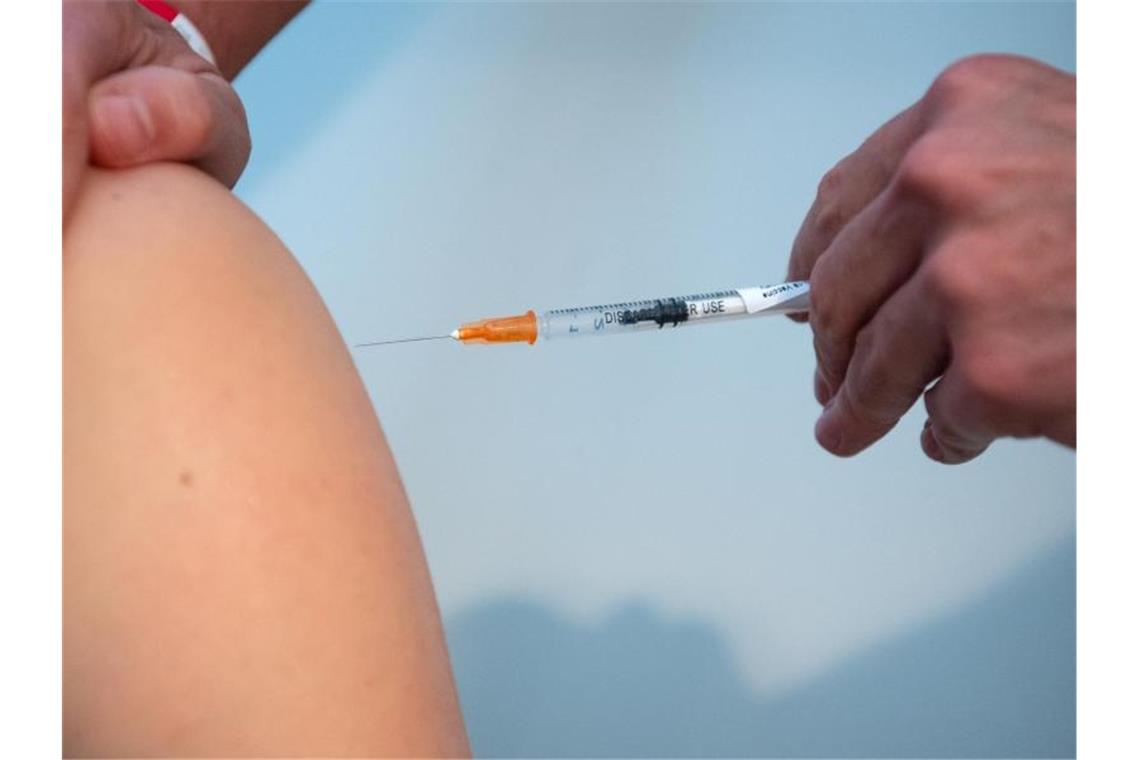 Eine Ärztin impft einen Mann gegen das Coronavirus. Foto: Sven Hoppe/dpa