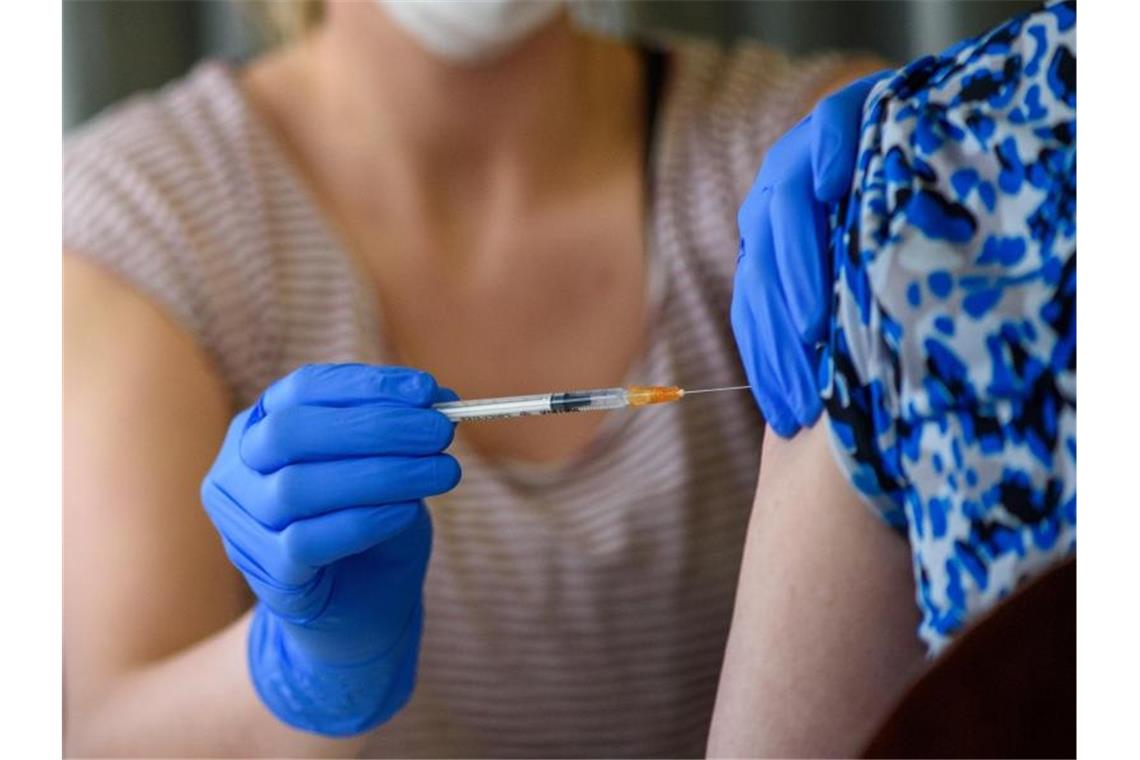Eine Ärztin impft im eine Seniorin mit dem Impfstoff von Biontech/Pfizer. Foto: Klaus-Dietmar Gabbert/dpa-Zentralbild/dpa/Symbolbild