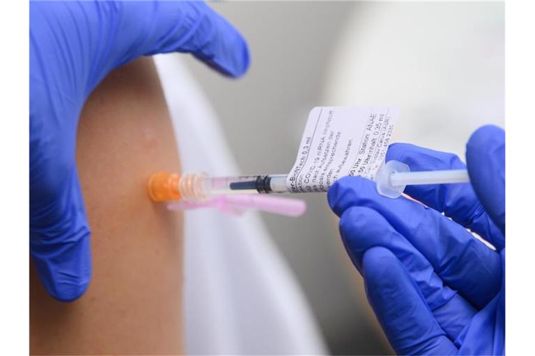 Eine Ärztin impft im Universitätsklinikum in Dresden einen Arztkollegen mit der dritten Impfung gegen das Coronavirus. Foto: Robert Michael/dpa-Zentralbild/dpa