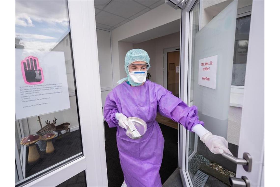 Keine pauschalen Schulschließungen in Deutschland geplant Eine Ärztin mit Abstrichbesteck in einem Medizinischen Versorgungszentrum in Groß-Gerau. In Deutschland ist die Zahl der nachgewiesenen Coronavirus-Infektionen, Stand Donnerstag, laut Robert Koch-Institut auf 400 gestiegen; betroffen sind alle Bundesländer außer Sachsen-Anhalt. Foto: Andreas Arnold/dpa