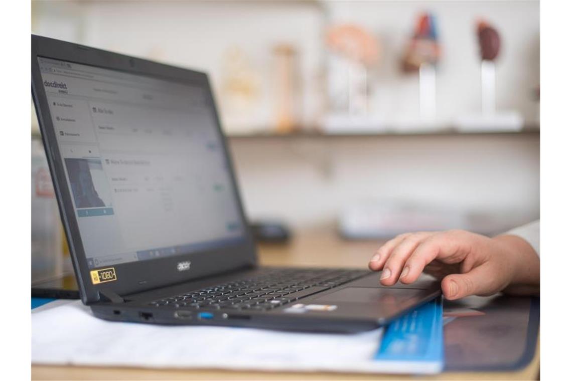 Eine Ärztin sitzt vor ihrem Laptop und hat das Programm der Telemedizin „DocDirect“ geöffnet. Foto: Sebastian Gollnow/dpa/Archivbild