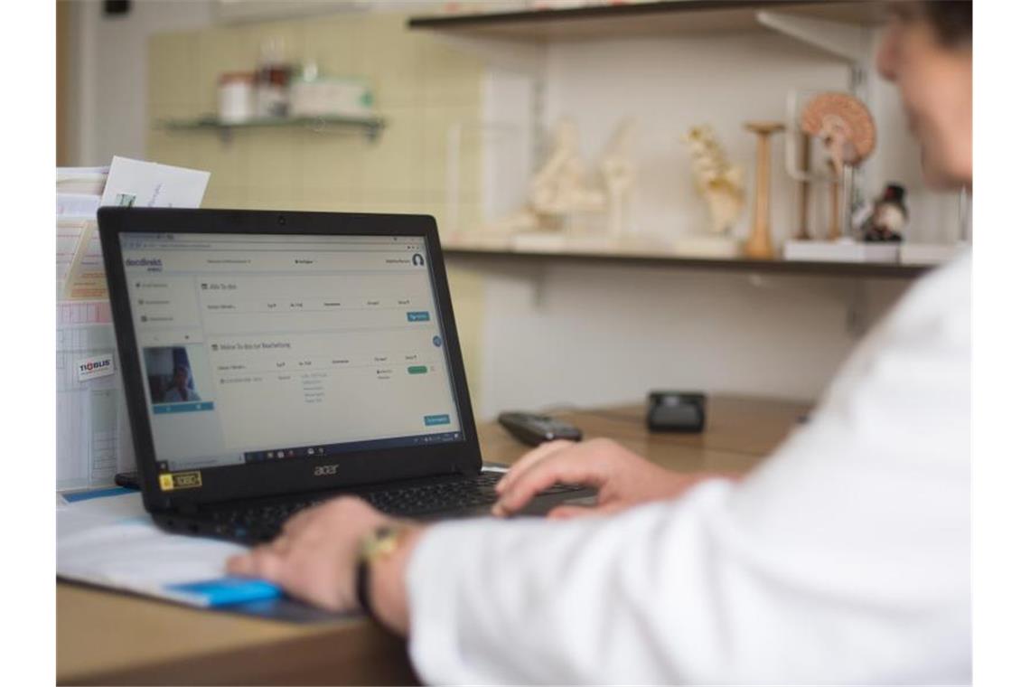 Eine Ärztin sitzt während eines Pilotprojekts zur Telemedizin „docdirect“, vor ihrem Laptop. Foto: Sebastian Gollnow/dpa/Archivbild