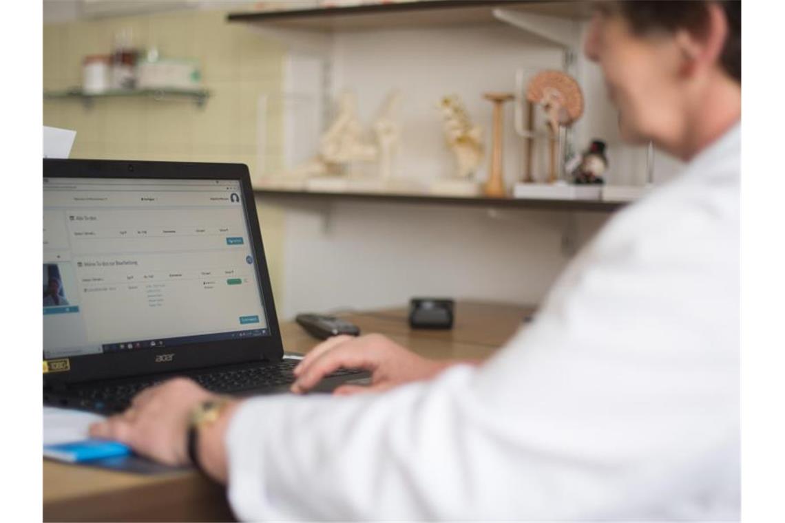 Ärztliche Online-Behandlung über „docdirekt“: dauerhaft Eine Ärztin sitzt während eines Pilotprojekts zur Telemedizin „docdirect“, vor ihrem Laptop und hat das Programm geöffnet. Foto: Sebastian Gollnow/dpa/Archiv