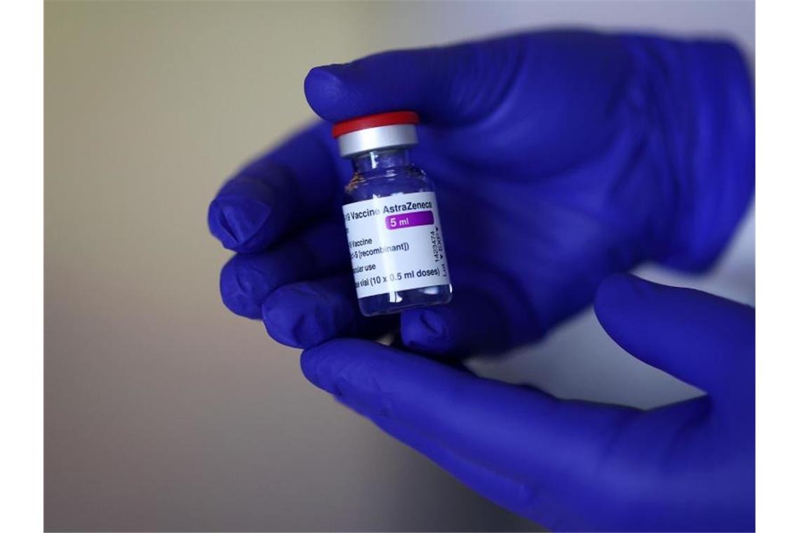 Lieferprobleme von Astrazeneca: Impftermine abgesagt Eine Ärztin zeigt eine Ampulle mit dem Impfstoff Astrazeneca. Foto: Ronny Hartmann/dpa/Symbolbild