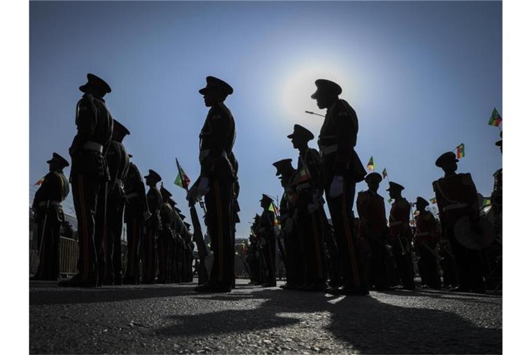 Eine Äthiopische Militärparade steht auf dem Meskel-Platz in Addis Abeba während einer von der Regierung organisierten Demonstration gegen die Volksbefreiungsfront von Tigray (TPLF). Foto: Uncredited/AP/dpa