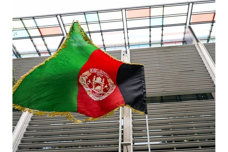 Eine afghanische Flagge weht vor dem Innenministerium der britischen Regierung in London. Foto: Alberto Pezzali/AP/dpa