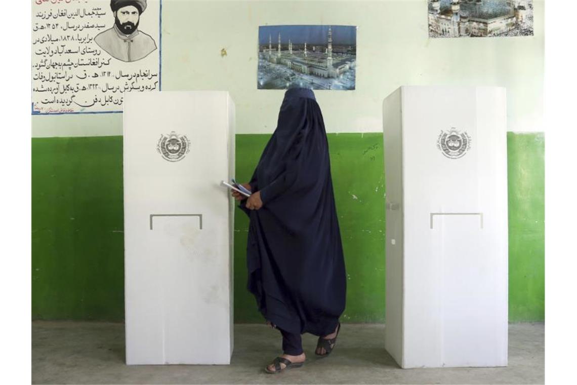 Eine afghanische Wählerin verlässt eine Wahlkabine. Foto: Rahmat Gul/AP