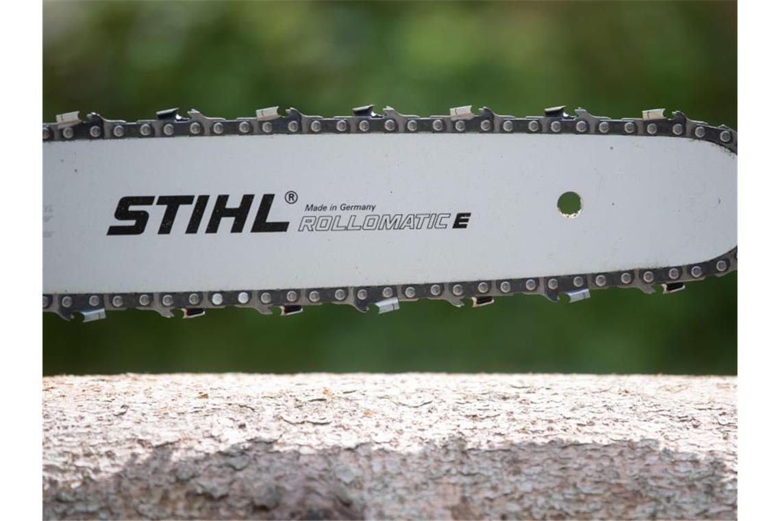 Stihl profitiert vom Trend zu teuren Geräten Eine akkubetriebene Motorsäge von Stihl. Foto: Marijan Murat/dpa/Archivbild