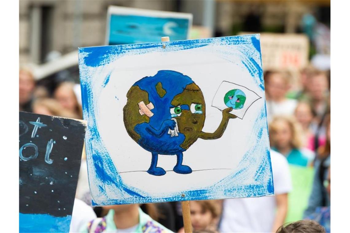 „Fliegen ist kacke!“: Klimaaktivisten-Demo am Flughafen Eine Aktion der Klimaschutz-Bewegung „Fridays For Future“. Foto: Christophe Gateau/Archivbild