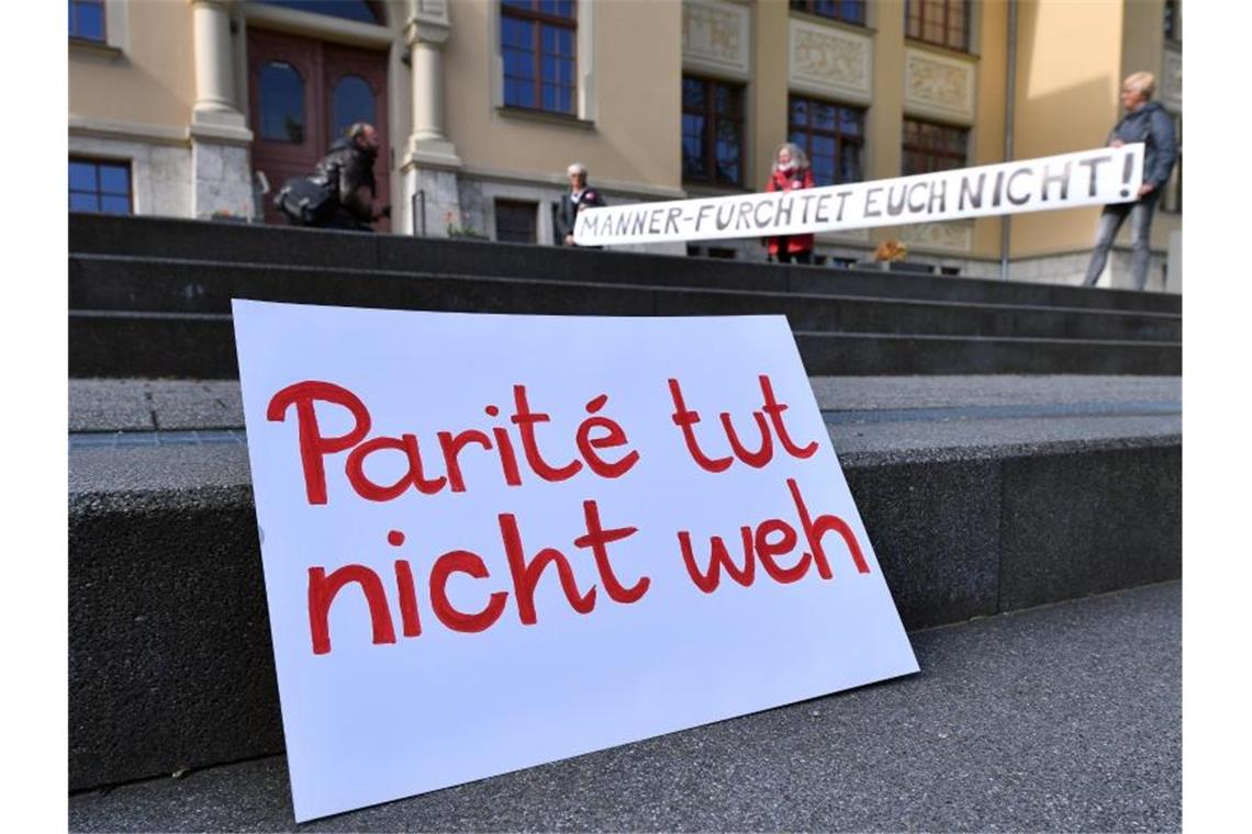 Eine Aktion des Landesfrauenrats Thüringen vor dem Verfassungsgerichtshof. Trotz des Scheiterns eines Paritätsgesetzes durch das Thüringer Verfassungsgericht schreiben Politiker mehrerer Parteien eine Quotenregelung noch nicht ab. Foto: Martin Schutt/dpa-Zentralbild/dpa