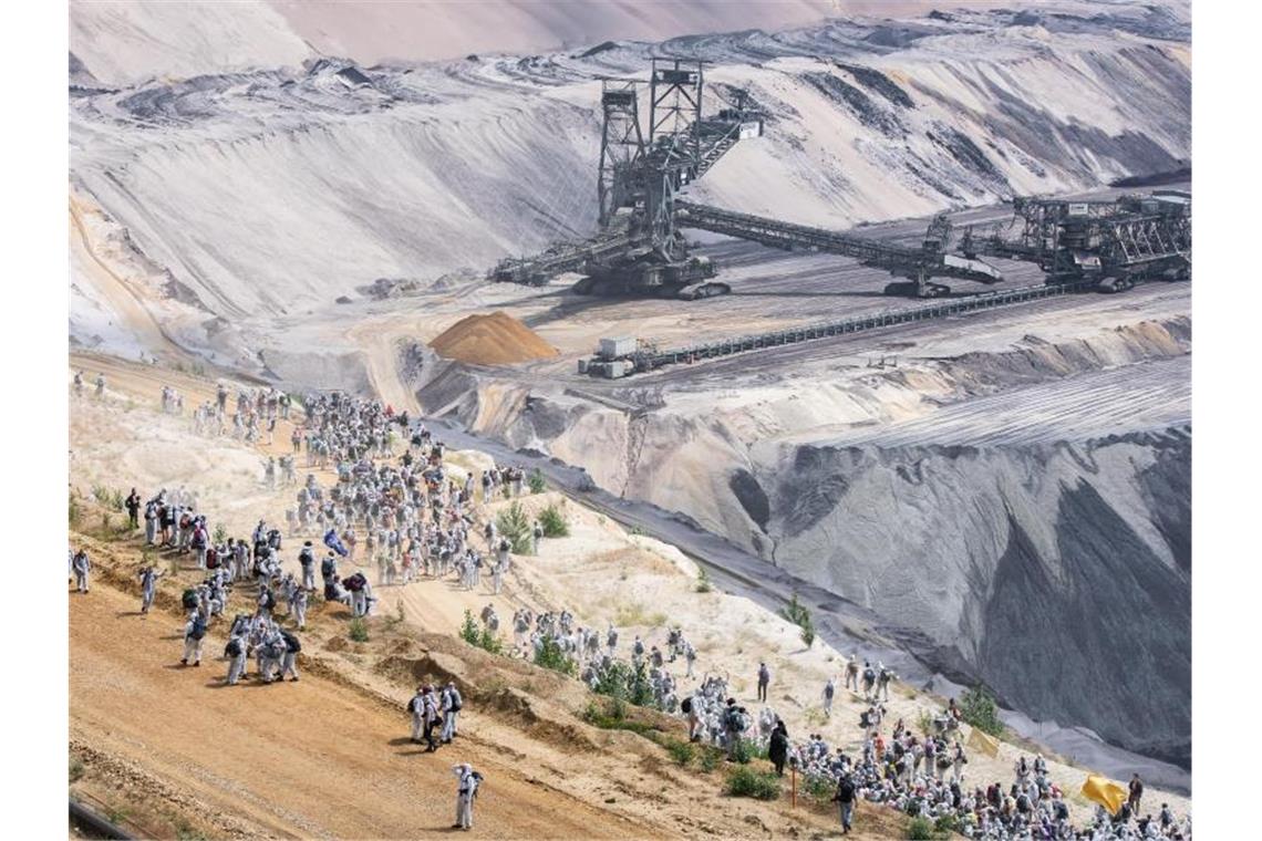 Demonstranten stürmen Tagebau Garzweiler Eine Aktivisten-Gruppe hatte sich am Vormittag mit rund 1600 Leuten Richtung Jackerath im Süden des Tagebaus aufgemacht. Einige von ihnen gelangten in den Tagebau Garzweiler. Foto: Marcel Kusch